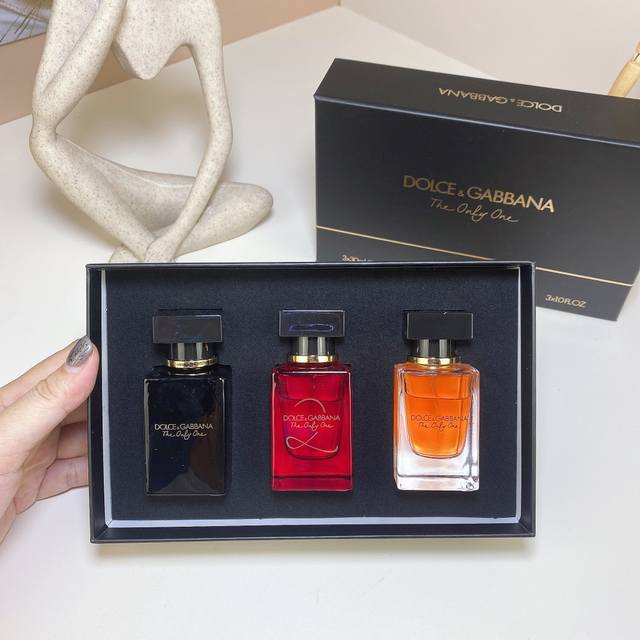 高品质/190 杜嘉班纳你是唯一中样香水三件套。 30Ml*3个，带喷头。 内含：唯一经典版，唯一2号，唯一极致版。