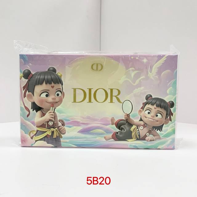 专/120 迪奥呆萌哪吒口红小样五件套金管款！内含：贺卡+哪吒限量化妆镜，1.5G*5。色号：丝绒999-720-777-217-228。