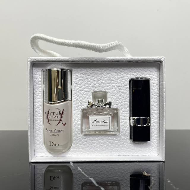 高品质/160 迪奥小A瓶3件套/袋装。配礼袋。 2B03A1编码！迪奥传奇星品小样三件套 内含：小A瓶精华10Ml，甜心香水5Ml，蓝金口红999锻光1.5G
