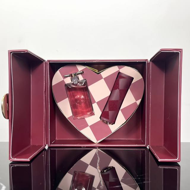 高品质/180 兰蔻棋盘格唇膏香水小样礼盒。 配中文标配礼袋 套装内含:棋盘格口红196+兰蔻是我香水5Ml。