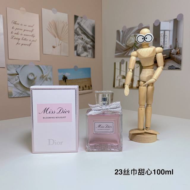 高品质/130 迪奥23版丝巾甜心小姐淡香水100Ml 前调：意大利柑橘精华 中调：双瓣茉莉纯香 基调：印尼广藿香精华