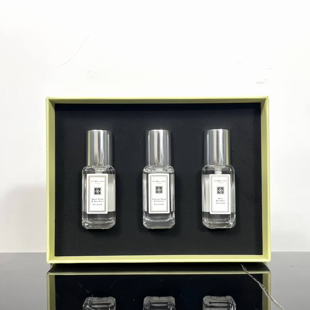 高品质/110 祖马龙伦敦香水3件套。配礼袋。木盒包装。 a92编码！配专柜手提袋，3*9Ml带喷头。 经典款三件套，味道分别为:蓝风铃，英国梨，海盐