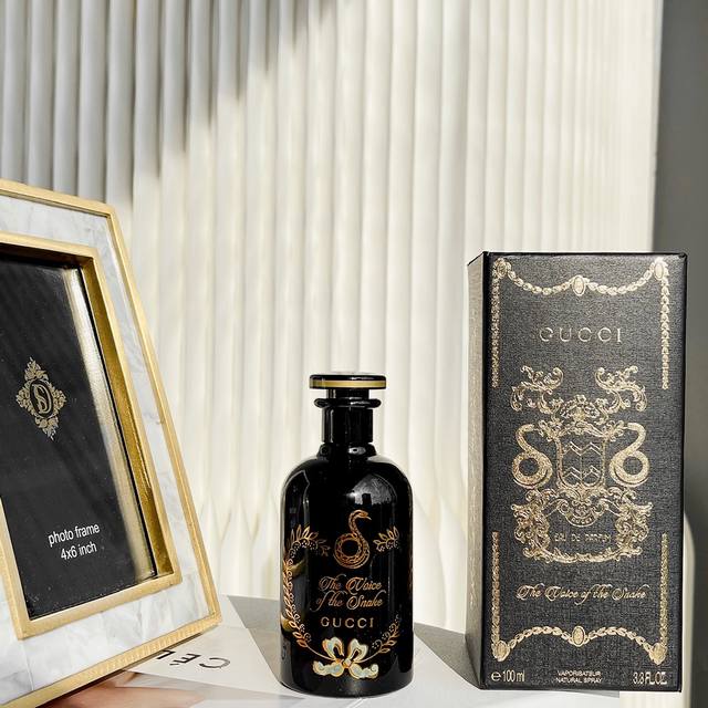 高品质/170 古驰炼金术花园蛇之谜浓香水100Ml the Voice Of The Snake 香调:木质花香调 气味:广藿香藏红花木质香 属性:中性香 调