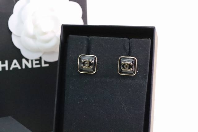 p230新品推荐 chanel 小香 黑金方行双C耳环 黑金方形 镶嵌珍珠进口水晶钻，神秘感满满，很时尚很洋气，时髦精必备，独具一格。 复古又时髦，专柜一致黄铜