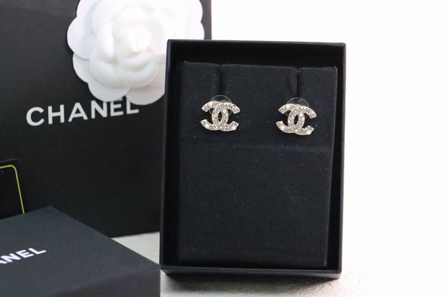 p230新品推荐 chanel 小香 银色满钻珍珠双C耳钉 cc经典款超级百搭，彰显香家复古经典，让你每天都有美美好心情，精致迷人小可爱，日常百搭高级。复古又时