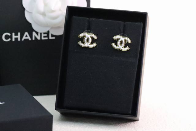 p230新款推荐（新品） chanel 小香 珐琅双C珍珠耳环 白色搭配金色，高级质感，超级美！简单不失优雅，彰显香家复古经典，复古又时髦，通勤各种Party场
