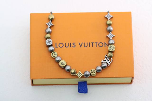 p350 新款推荐 louis Vuitton Lv Play骰子双色花卉四叶草项链 lv 这款项链将恰似骰子的方块依次排列于雅致链条，再将 Monogram
