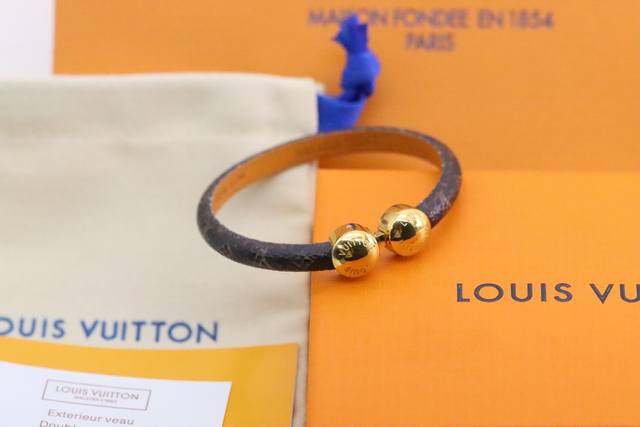 p230新品推荐 louis Vuitton路威易登 棕金色老花手绳 由布帆色皮革制裁而成，原版Lv花卉字母合搭配镯手手表，出搭门配非常加分！精打钢造，Logo