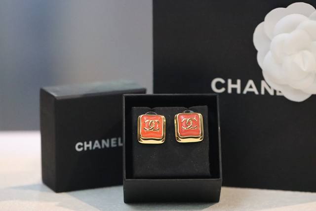 p230新品上新 chanel 小香 香槟金粉珐琅双C耳环 早春最新款！火爆来袭，全网首发，老规矩先买先得，超级无敌好看，简单大方得体！淡金色，中间五金是有不规