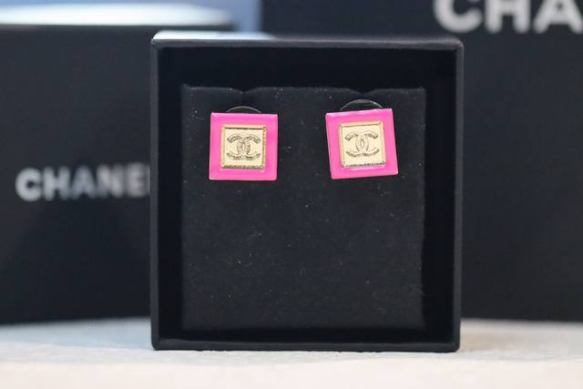 p230新品上新 chanel 小香 金色珐琅方框双C耳环 早春最新款！火爆来袭，全网首发，老规矩先买先得，超级无敌好看，简单大方得体！淡金色，中间五金是有不规