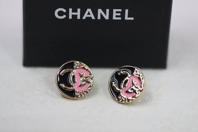 p230新品上新 chanel 小香 圆形粉黑珐琅双C耳环 超级经典的复古熔岩小糖豆简单好看搭配粉黑配色琅很有Vintage感觉，Blingbling，最别致的