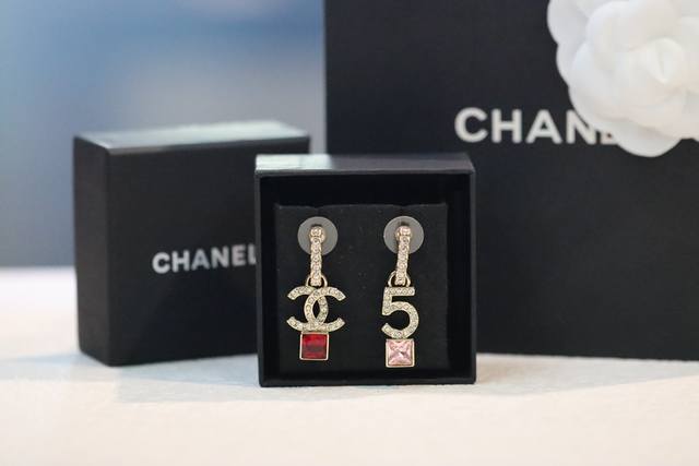 p230新品上新 chanel 浅金珐琅方钻双C耳环 仙女必备，经典甜美Buff 的小耳钉，上耳都很精致。超级有感觉。 复古又时髦，专柜一致黄铜材质！