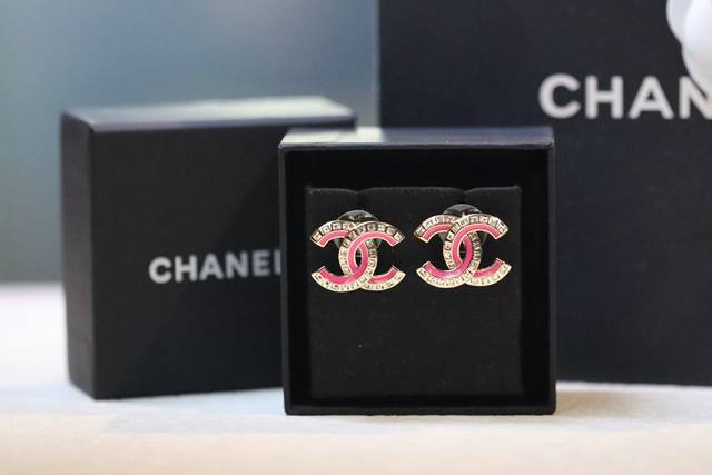 p230新品上新 chanel 浅金珐琅方钻双C耳环 仙女必备，Chanel23+粉色珐琅水钻双C耳钉超美吖Chanel23粉色珐琅水钻双C耳钉经典双C点缀Mi
