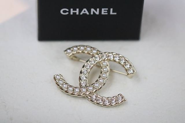 p260新品上新 chanel 浅金扭纹满钻珍珠胸针 chanel 22B胸针绝对最火爆款．每位买到Baby都美、而且我觉得这款真的超级好搭配，也许有其他22B