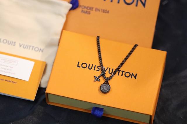 p230热销款推荐 路易威登/Lv Monogram Eclipse 项链 项链以奖牌构型于时尚珠宝系列中重现标志性 帆布图案。抛光Monogram花卉挂饰紧邻