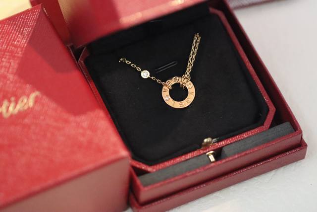 p260爱在七夕、礼物专场 cartier/卡地亚 单钻圆饼 锁骨项链 cnc最高版本、单钻圆饼搭配双环的设计真的很特别！老师傅手工镶嵌高碳钻、放大观察：表面一