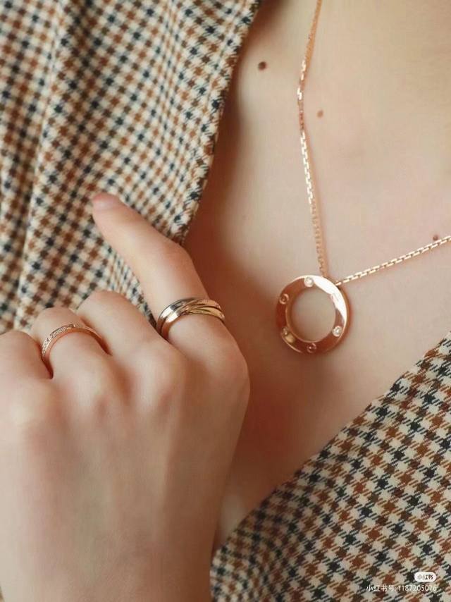 p300 爱在七夕、礼物专场 cartier/卡地亚 玫瑰金 圆饼锁骨项链 love系列诞生于上世纪七十年代的纽约，锁入矢志不渝的爱之誓约，见证了诸多缠绵悱恻的
