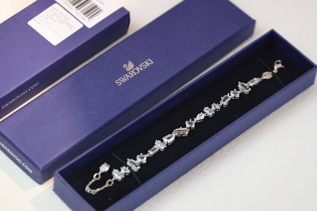 p190新品推荐 swarovski 不规则白色水晶手链 这款透明色色Gem3王链的将成为任何首饰柜的惊换新宠，镀锌设计玩转多种切割及波西米亚风鱼彩、蕴含 Sa