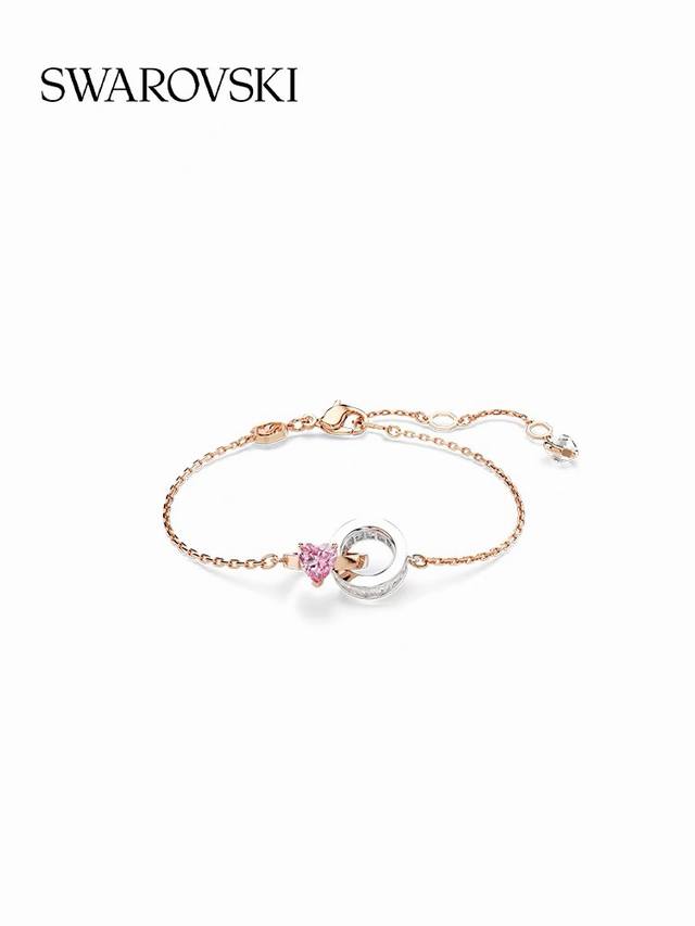 p140新品推荐 swarovski 玫瑰金戒指双环手链 这款以浪漫为出发点的链坠，玫瑰金色调戒指，饰有粉色心形合成立方氧化锆，与爪镶透明长方形切割合成立方氧化