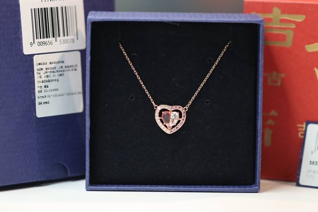 p120爱在七夕、礼物专场 swarovski 玫瑰金粉钻爱心 锁骨项链 这款镀玫瑰金色手链特为庆祝520而制，是对爱的美丽诠释，象征相爱的两人亲密无间。这款光
