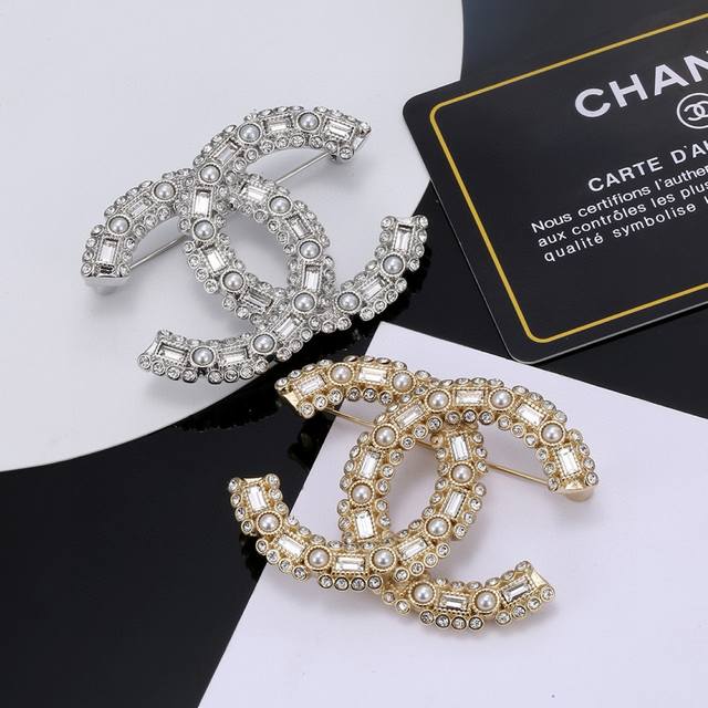 批80 Chanel 小香 火爆单品 胸针 最经典款 没有之一 气质 上身超美腻 怎么看怎么美 原版一致材质 纯银针 一致不够卖的款 人见人爱