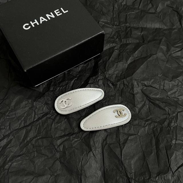 批70 一对Chanel 小香中古发夹 超洋气的古铜色 配上经典双C家抓夹夹 简直颜值爆棚 太喜欢了 强推 很有份量的发夹 拿在手里沉甸甸的