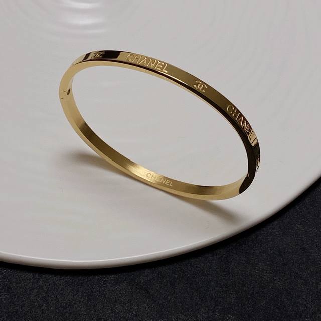 批70 新款香奈儿Chanel表带手镯手链超重工Bling Bling，颜色搭配得非常好高级感 女神气质高端 精钢材质不过敏不褪色。一比一精美工艺，经典至极的魅