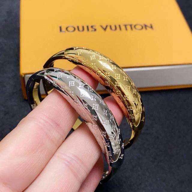 批80 新品 原单货 Lv字母雕刻手镯Louis Vuitton 路易威登 专柜一致材质 火爆款出货 设计独特 复古前卫。手镯14K精工保色版 从上市以来一直深