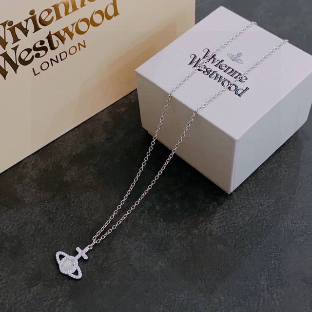 批70 Vivienne Westwood西太后薇薇安土星项链！英国时装设计师，时装的朋克之母！时尚潮流风格，品质强大，超美的设计！简约大气刺绣Logo精致这个