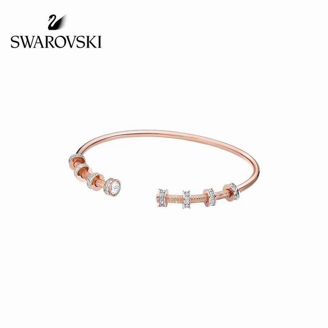 批100 施华洛世奇Swarovski My Hero如意金箍棒 情侣手镯 这款镀玫瑰金色 酷黑色手镯，采用开口设计，充满现代的浪漫气息之余，加上饰有透明色Sw