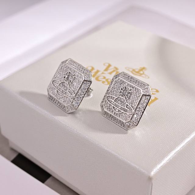 批70英国代购 Vivienne Westwood薇薇安西太后土星 耳环优雅大方精工设计 非常修饰脸型 青春活力 一眼就被这款吸引了 非常漂亮的颜色搭配 时尚又