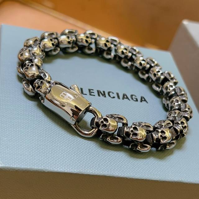 批200。 原单货新品 巴黎世家手链Balenciaga手链专柜一致巴黎世家手链 男士火爆款出货 设计独特 前卫 男士必备！复古做旧设计 任带不氧化不退色