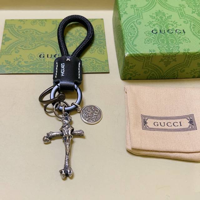 批110 新品发布 古驰钥匙扣 古驰包包扣 最新款包包挂饰档次更高明星同款Anger Forest系列双G经典款联名设计理念钥匙扣系列 细节对版做旧处理 非市面