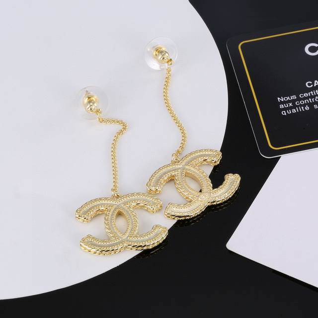 批60 Chanel 小香 耳环 火爆单品 最经典款 没有之一 气质 耳钉 耳环 上耳超美腻 怎么看怎么美 原版一致材质 纯银针 一致不够卖的款 人见人爱