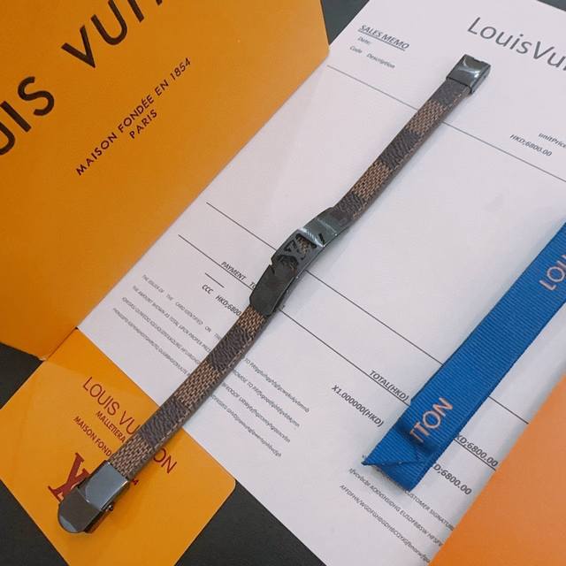 批110 高品质Lv路易威登牛皮手绳手链原单货专柜新款开模复古潮流时尚必备 男女均可佩戴 情侣款同款 摇滚朋克泰银风格 复古元素蓝色低调奢华 潮流百搭 官网同款