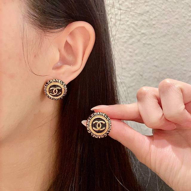 批70 Chanel香奈儿 中古 耳钉小香家的款式真心无需多介绍每一款都超好看，精致大方，非常显气质