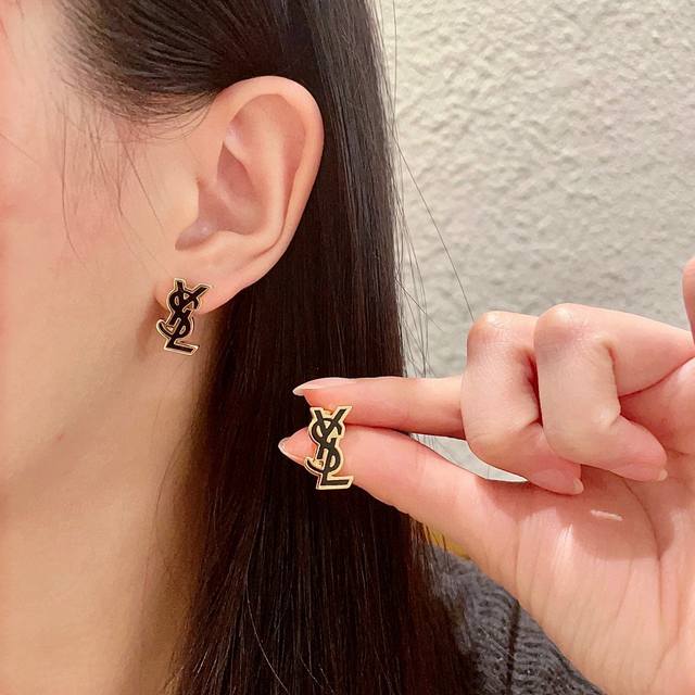 批70 新款 Ysl圣罗兰耳钉 美丽永远敌不过经典 黄金时期的香奈就是最经典．也是最有味道的 女人独立优雅魅力知性复古奢华不繁复 Ysl经典百搭 简约不简单！9