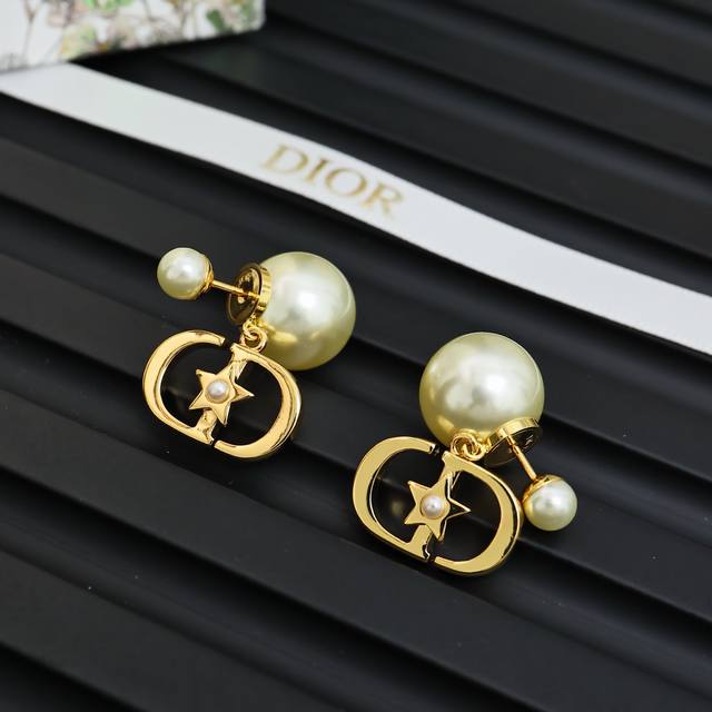 p60 Dior 25双珠Cd星星字母耳环仙气灵动~ 字母镂空耳坠 搭配经典双珠上耳仙气灵动~ 太适合夏天啦