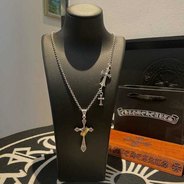 150 新款【专柜品质】Chrome Hearts克罗十字架项链 十字架吊坠 快手/Ins/小红书热门 凹凸造型不同的花纹设计风格 呈现出与众不同 十字架 童军