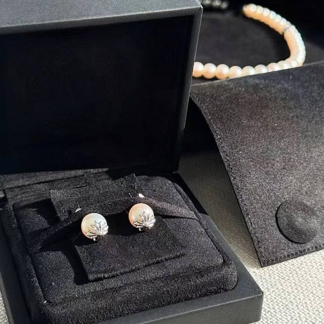 90 克罗心×Mikimoto 御木本联名款的耳钉，巧妙将女性气质的白色珍珠与 Chrome Hearts 标志性十字架元素相融合，简简单单的很精致 日常佩戴又