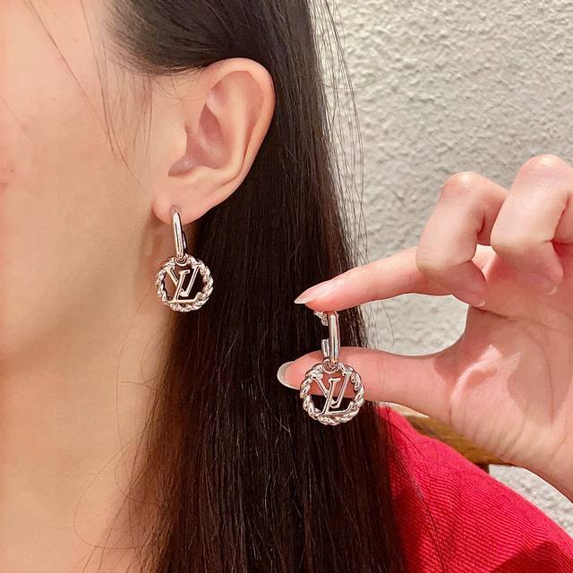 p70Lv耳钉耳环原版黄铜 925纯银针 实拍 设计不张扬不高调却带着一种迷人的气质上身超显气质不能更美了 原版Lg 质量杠杠滴 识货的亲们看过来