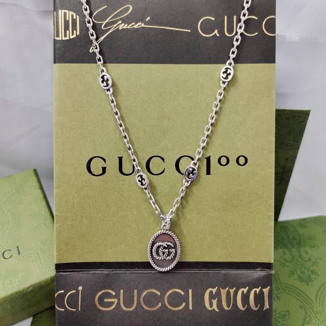110Gucci这款项链采用做旧效果 配以源自Gg Marmont系列且现已成为鲜明品牌标识的双G元素 Gucci系列经过精心设计和专业制 呈现出一系列时尚和经