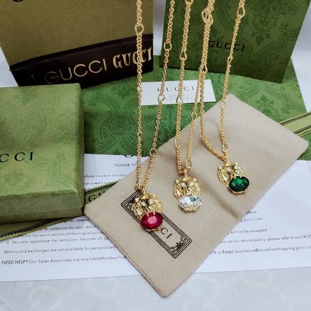 120Gucci是广袤自然和野生动物灵感源泉 狮头形象也已成为这个牌象征之一 在这款项链上 雄狮口中衔有一枚红色切面水晶项链