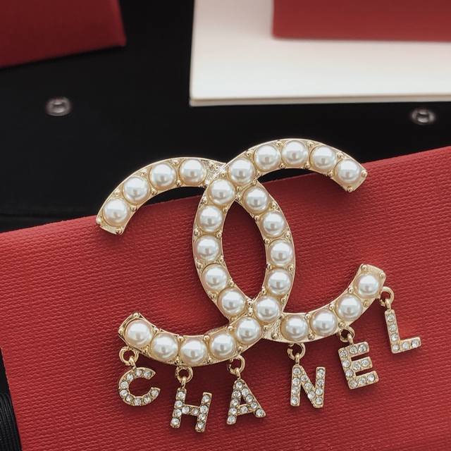 P70编号Xxz0107 (原单品质) Chanel 小香字母流苏双C胸针，高端品质，专柜同材质，真正黄铜，离子电镀，独家实拍图做工精致细腻，重工版本，超级仙女