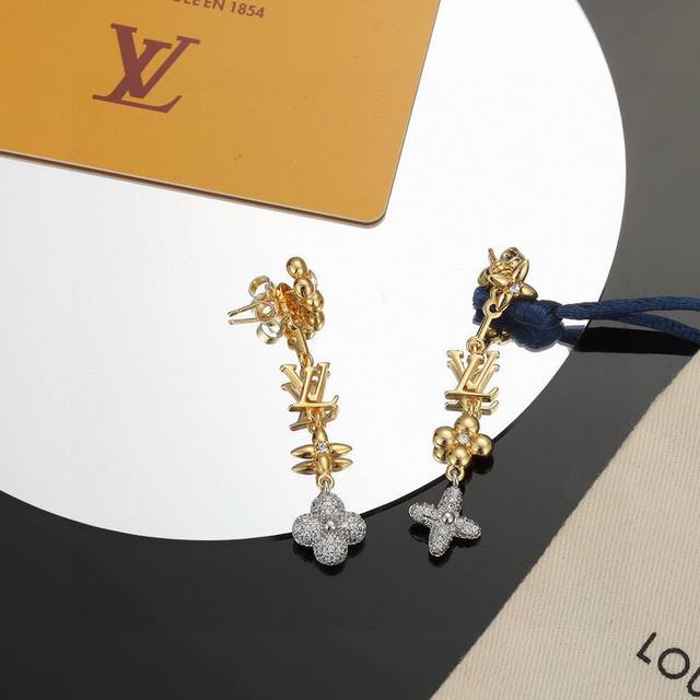 【精工版本】P70 路易威登耳钉秉承精湛匠艺，以锻造耀目 Lv Twig 耳钉 抛光色泽成就经典 Lv 字母的自然化身，流露品牌格调。链条可调节 明星同款 经典