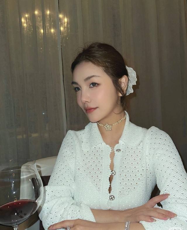 p100 Chanel 香奈儿24A珐琅星星满钻双C项链 新款白色珐琅星星满钻双C浅金色珍珠项链 白色树脂星星十白色珐琅十镶边满钻非常有层次感 珍珠Choker