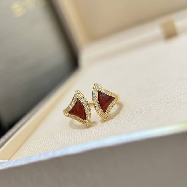 120 a2914 Bv家 新款 Diva系列 红玛瑙 裙子 戒指 扇形 经典款 独家精选德国进口S925纯银材质电镀18K金 精致小巧 电镀厚金 开口戒指