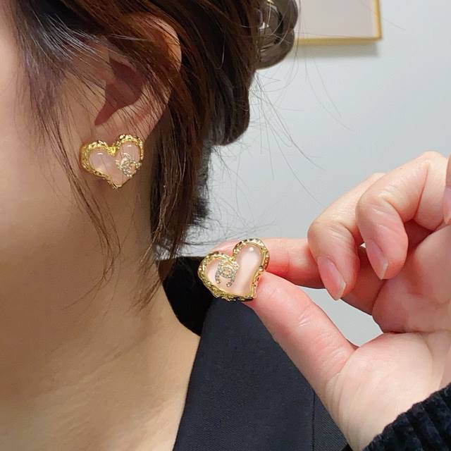 ￥70 chanel香奈Chanel字母双C爱心淡粉色爱心彩色新款镶钻耳钉 美丽永远敌不过经典 黄金时期的香奈就是最经典．也是最有味道的 女人独立优雅魅力知性复