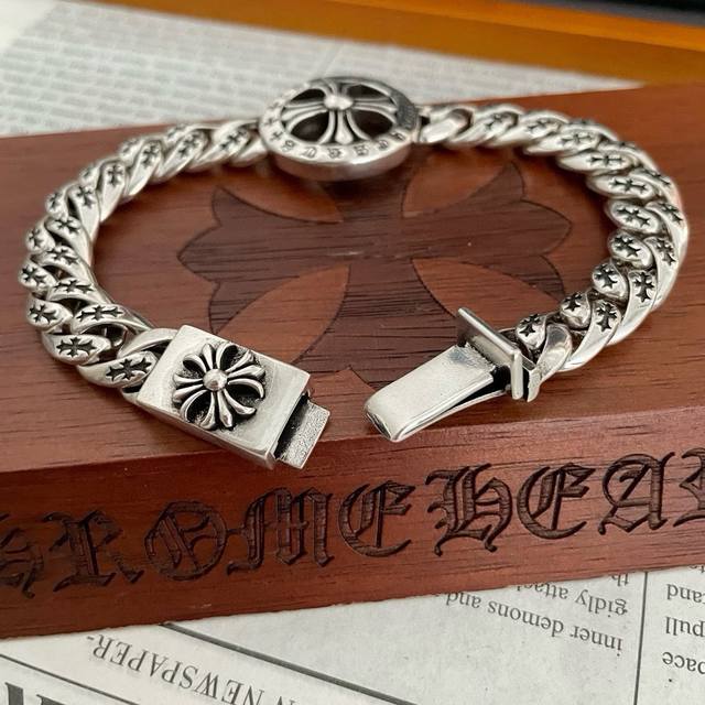 160 新款【专柜品质】Chrome Hearts克罗心 经典复古圆十字架鸭舌手链 凹凸造型不同的花纹设计风格 呈现出与众不同 十字架 童军花是克罗心的志 所以