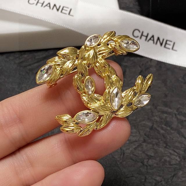 p50 Chanel小香 专柜新款麦穗镶钻香奈儿胸针，是最懂女人的饰物。那些倾注了全部心血去做自己的女人，往往更珍惜胸针的意义。香奈儿女士把胸针别在帽子上，并告